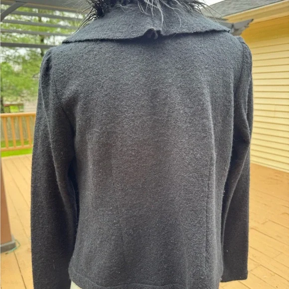 Chic Black Ruffled Jacket with Faux Fur Trim - Picture 7 of 8